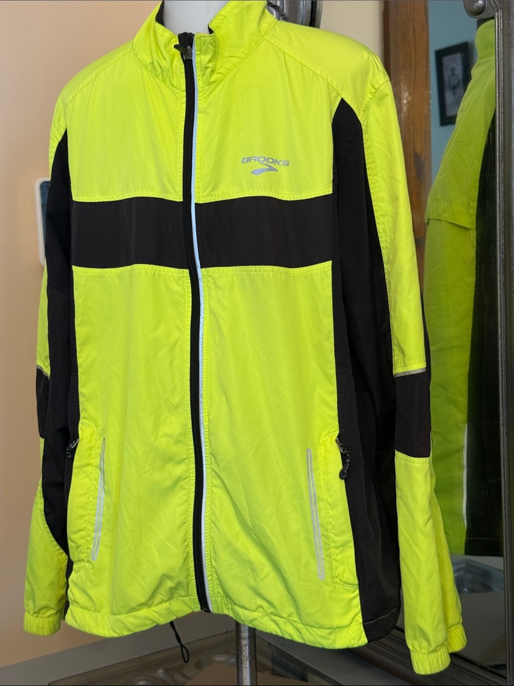 Brooks Large Mens High Visibility Neon Yellow Black Running Jacket